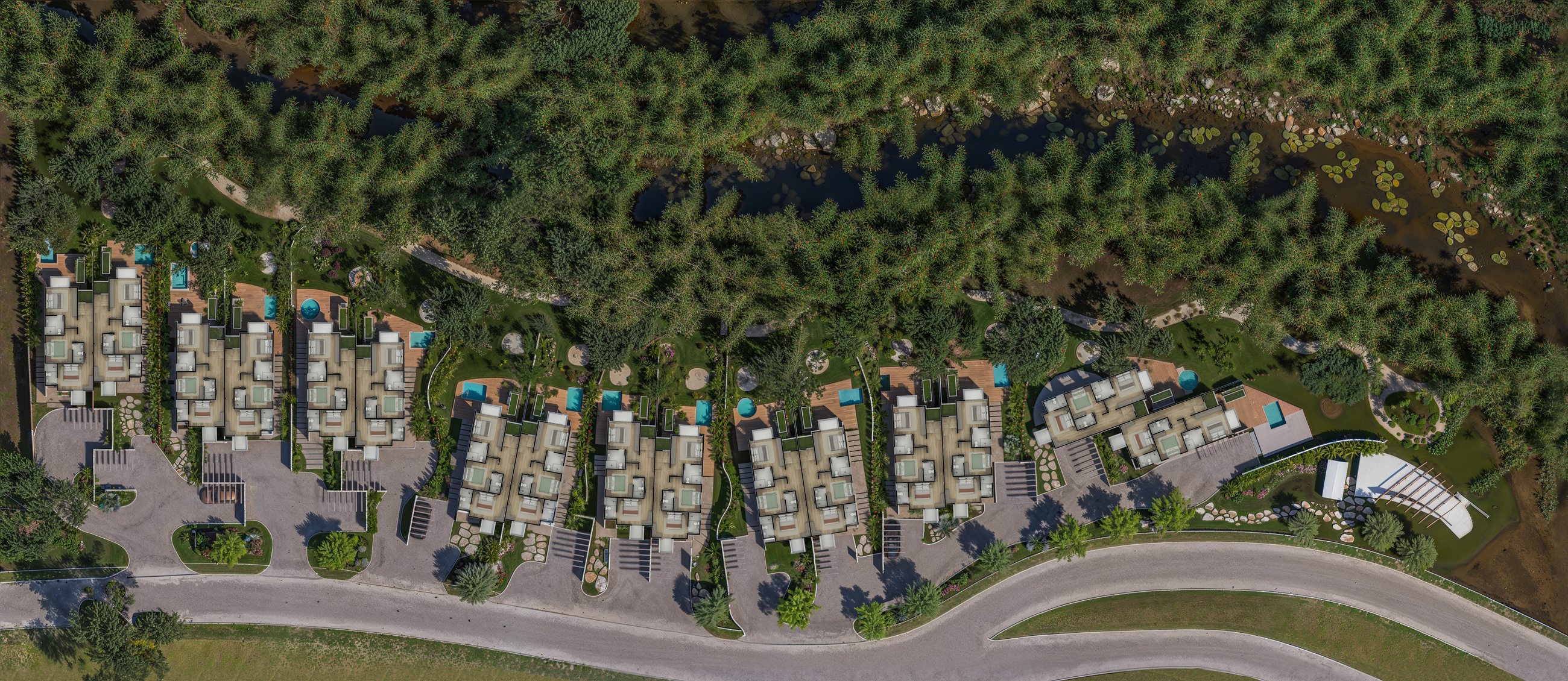 Implantação vista de cima, com as coberturas, piscinas e o paisagismo do conjunto